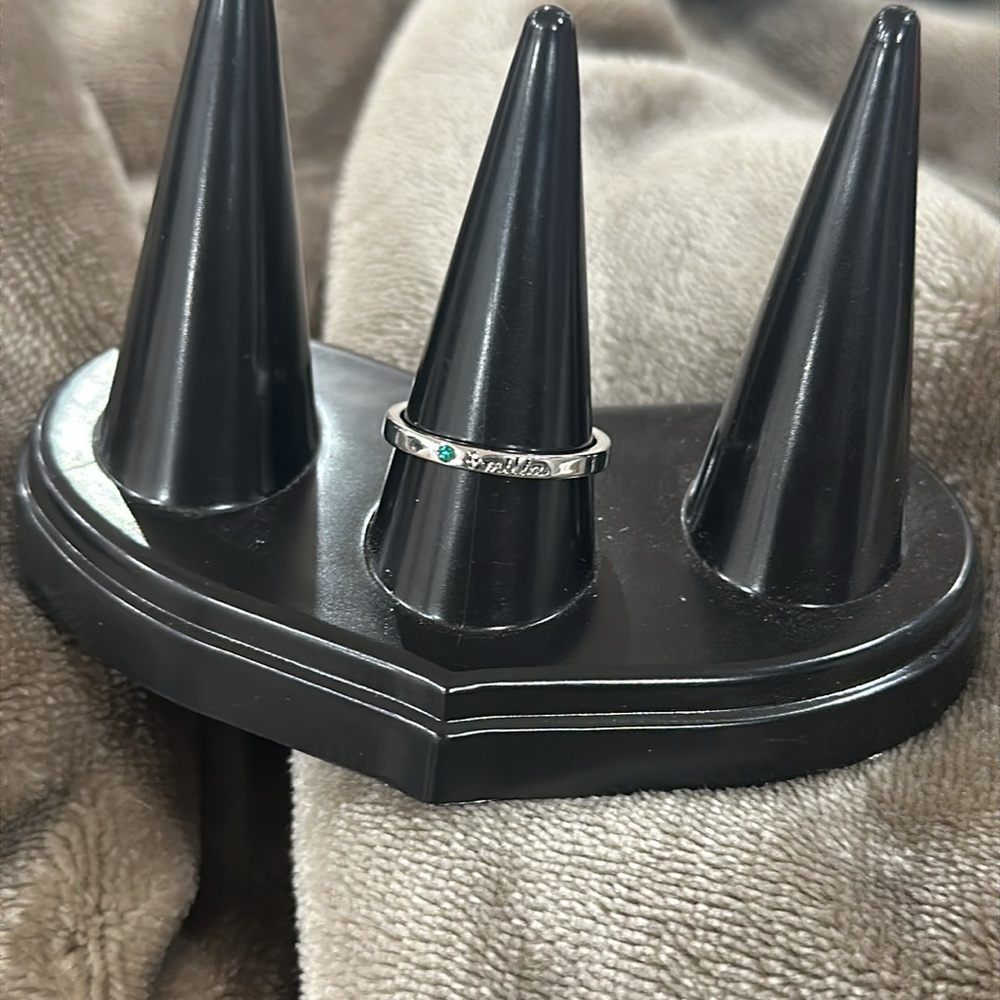 Elegant Silver Ring with Green Gemstone Emilie
